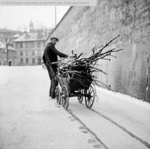 Sarine, Fribourg-Ville, Auge, Chemin des Archives: transport de bois de chauffage