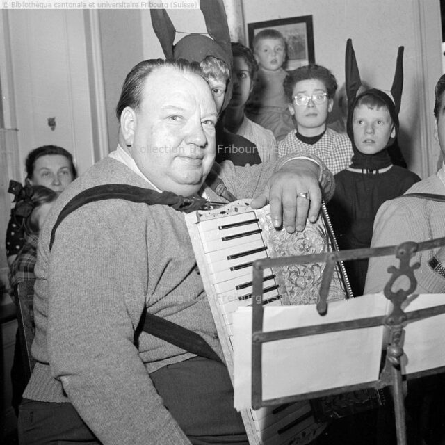 Broye, Montagny: enregistrement d'une émission de la Chaîne du Bonheur à l'orphelinat, l'accordéoniste Loulou Schmidt