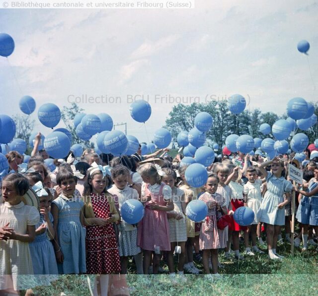 Fribourg, Gambach: 800e anniversaire de la Ville: enfants prêts pour le lâcher de ballons