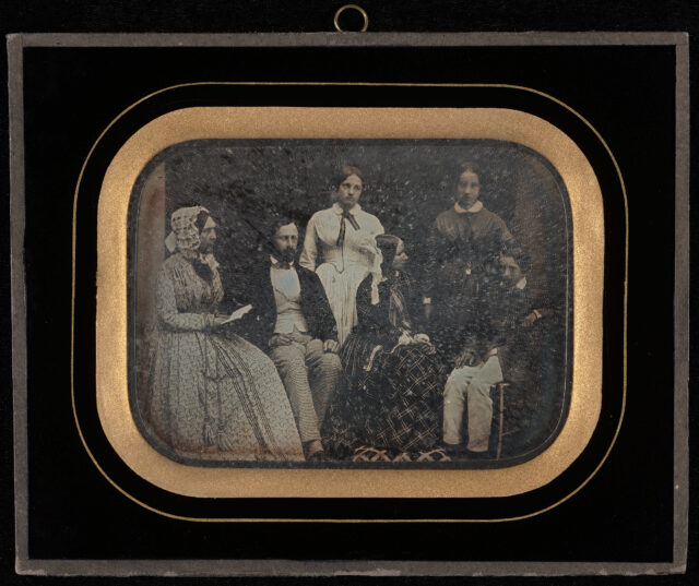 Anna Eynard avec sa fille Sophie, ses petits enfants Hilda et Féodor, Amélie de Traz et Georges de Meuron