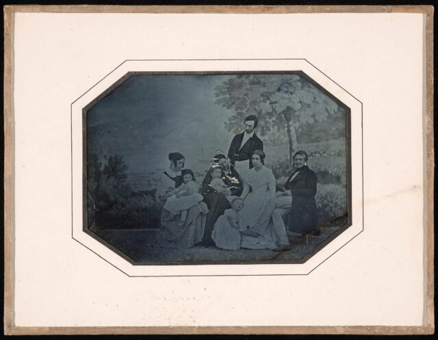 Jean-Gabriel et Anna Eynard avec les Bouthillier de Beaumont, Marie de Regny et sa fiile devant une toile peinte à Beaulieu
