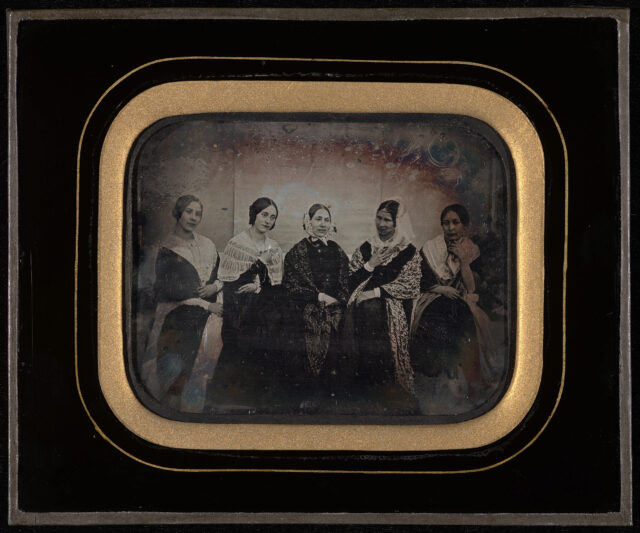 Sophie Eynard en compagnie de Caroline Odier-Thellusson avec ses trois filles, Mathilde, Gabrielle et Sophie à Beaulieu