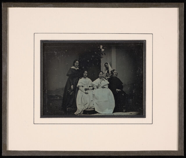 Sophie Eynard avec Caroline Odier-Thellusson et ses trois filles Mathilde, Gabrielle et Sophie