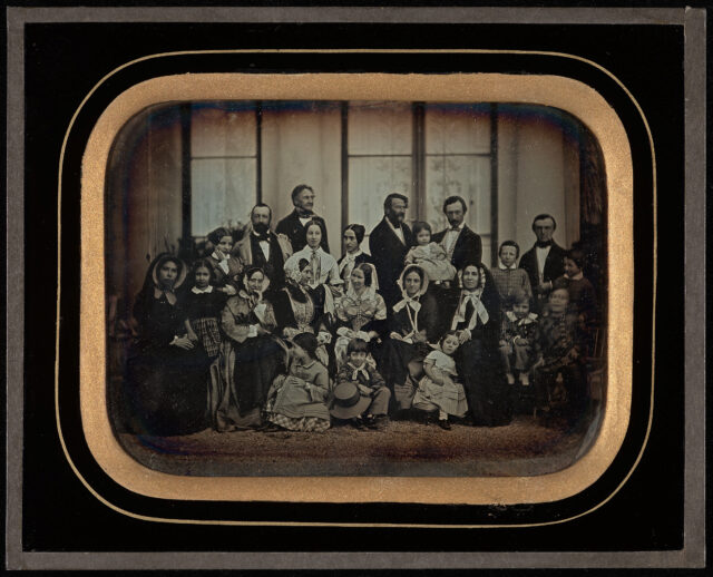 Jean-Gabriel et Anna Eynard avec leur famille et des amis à Beaulieu