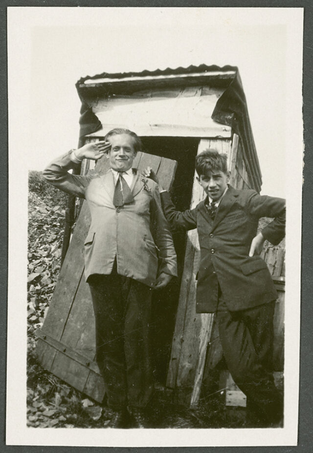 Josef Tcherv et Aberle de Souba devant un cabanon en Alsace