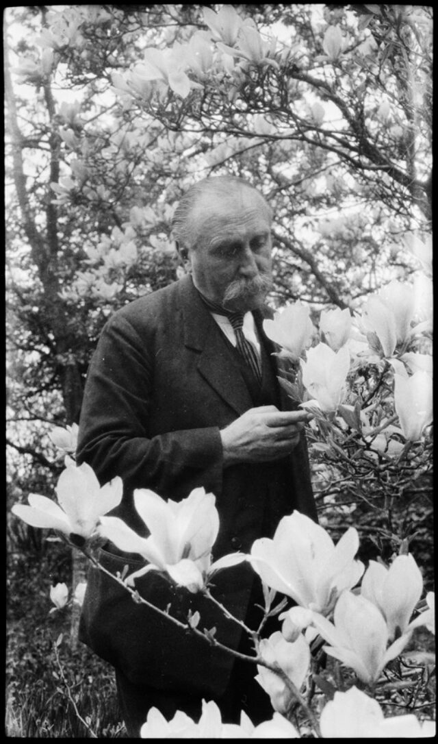 William Ritter devant un magnolia à Monruz
