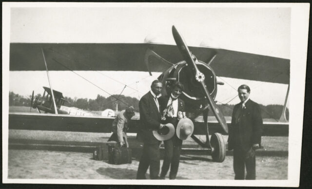 Janko Cadra, William Ritter [et Henry ?] seuls devant un avion