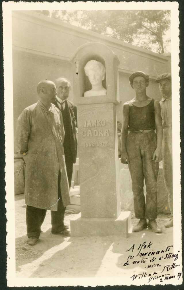 William Ritter et un groupe d'hommes non identifiés [ouvriers ?] auprès de la tombe de Janko Càdra à Myjava (aujourd'hui Slovaquie)