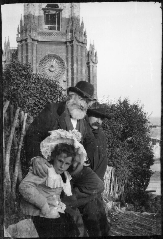 Guillaume Ritter, sa fille, Yolande, et William Ritter aux pieds la basilique Notre-Dame-de-l'Assomption