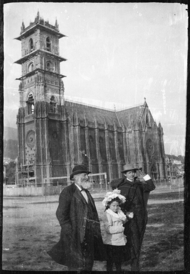 Guillaume Ritter, sa fille, Yolande, et Janko Cadra aux pieds la basilique Notre-Dame-de-l'Assomption