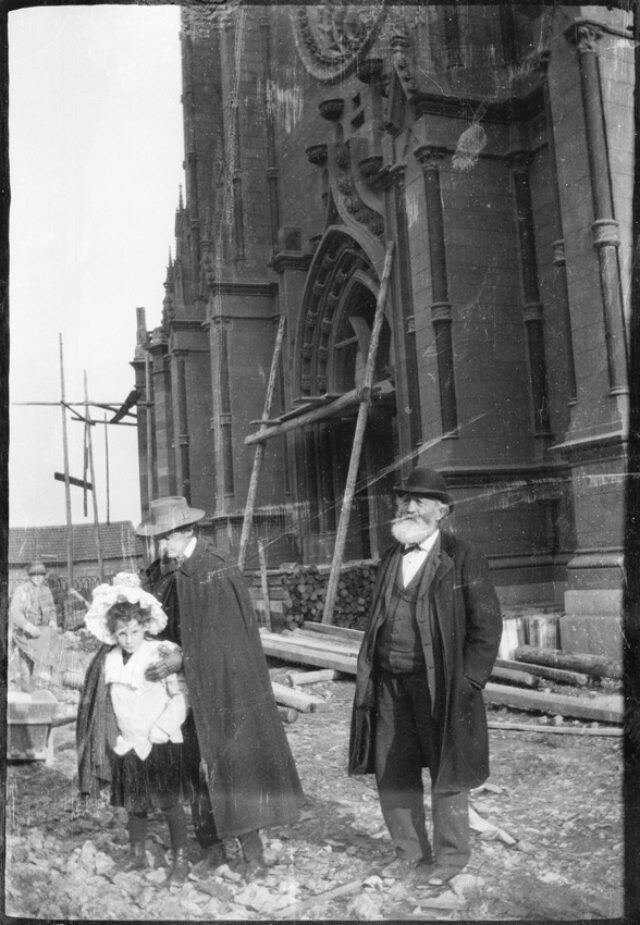 Guillaume Ritter, sa fille, Yolande, et Janko Cadra sur le parvis de la basilique Notre-Dame-de-l'Assomption