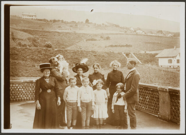 William Ritter avec sa mère et ses soeurs sur la terrasse de Monruz