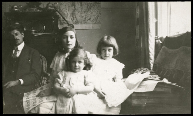 Janko Cadra et trois petites filles