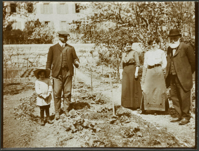 Guillaume Ritter et d'autres membres de la famille dans le jardin de Monruz