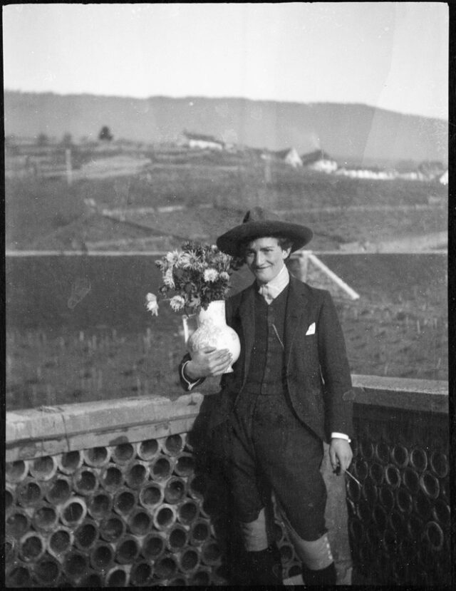 Mario Segantini tenant un pot de fleurs