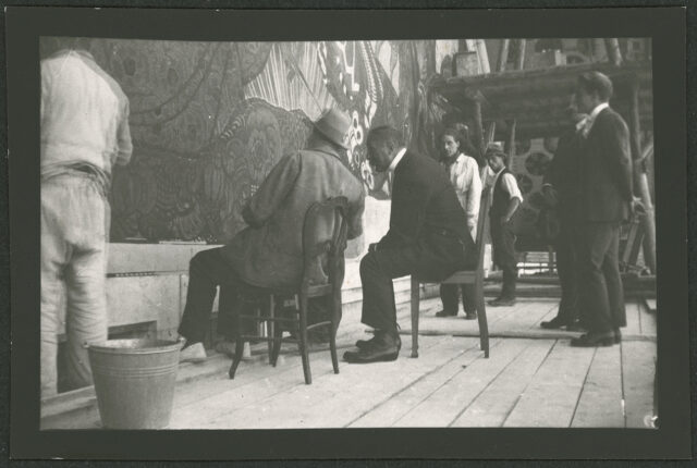 Ernest Biéler travaillant à la fresque de l'Hôtel de ville du Locle avec William Ritter à ses côtés