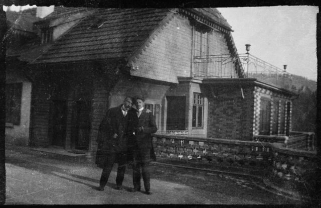 William Ritter et Janko Cadra devant leur maison aux Brenets