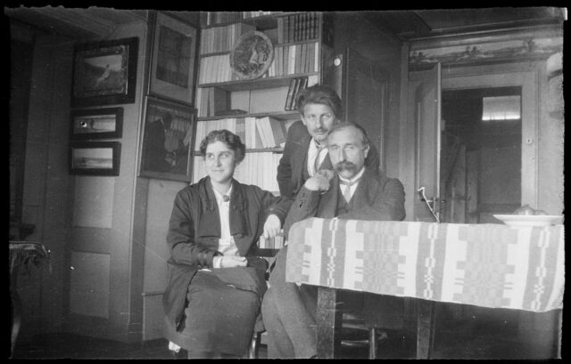William Ritter, Janko Cadra et une femme dans leur maison aux Brenets