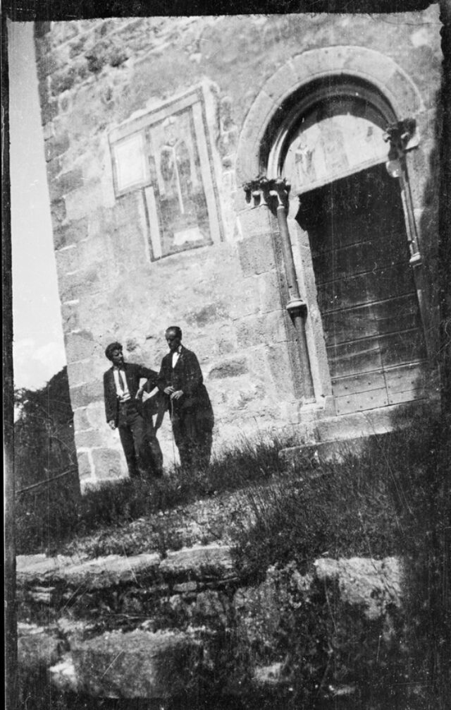 Janko Cadra et Josef Tcherv devant l'église de Santa Maria di Torello à Carona