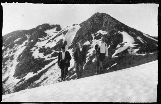 William Ritter et deux jeunes garçons non identifiés lors d'une course en montagne