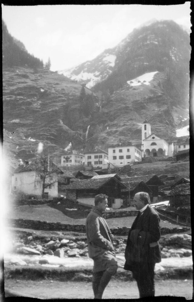 William Ritter et Josef Tcherv dans un village [du val Calanca ?]