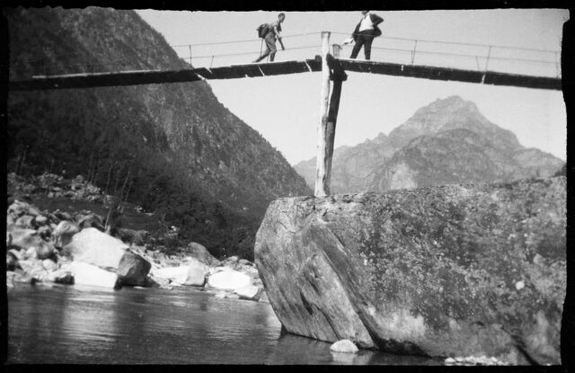 Josef Tcherv et William Ritter traversant un pont
