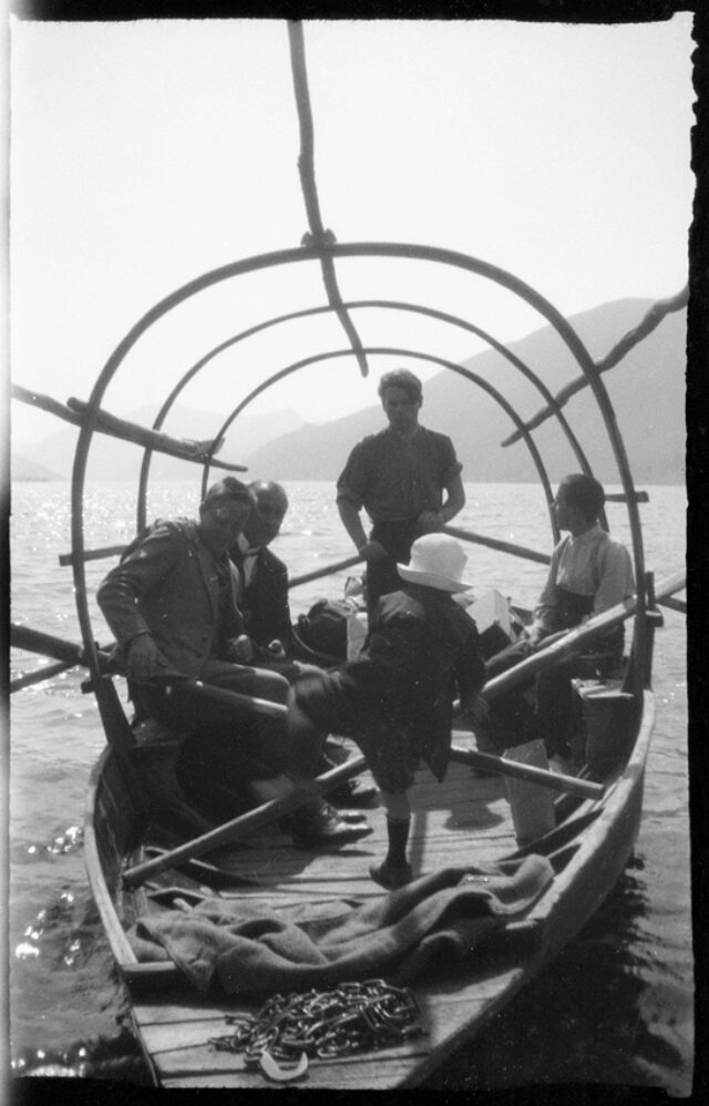 William Ritter, Josef Tcherv, Ferréol Montandon et deux jeunes garçons non identifiés à bord d'une barque