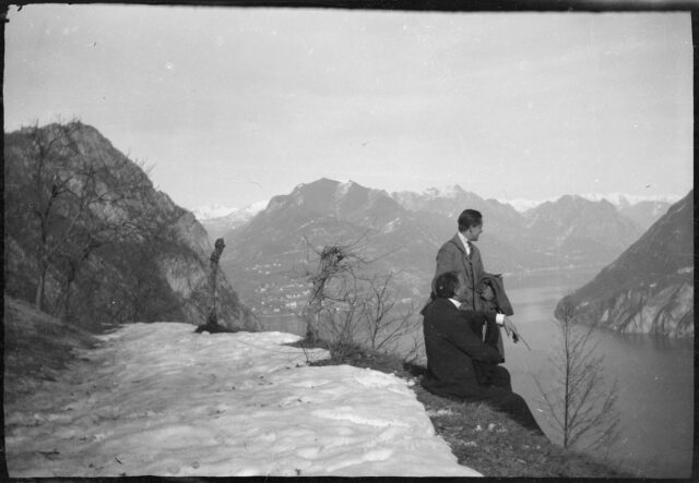 William Ritter et Josef Tcherv contemplant la vue, en contrebas, sur le lac de Lugano