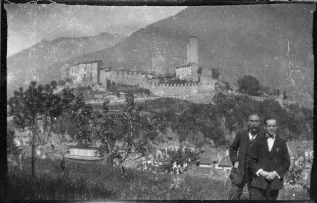 William Ritter et Josef Tcherv devant le château de Bellinzone