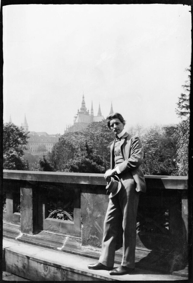 Janko Cadra, adossé à un pont, à Prague ou à Kolin