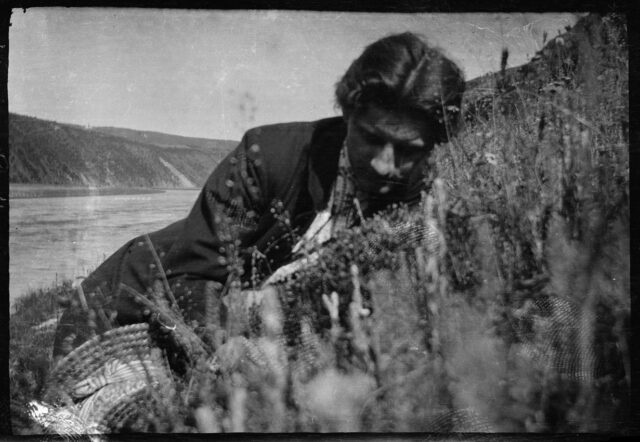 Janko Cadra, étendu dans l'herbe, lors d'une promenade en bohème