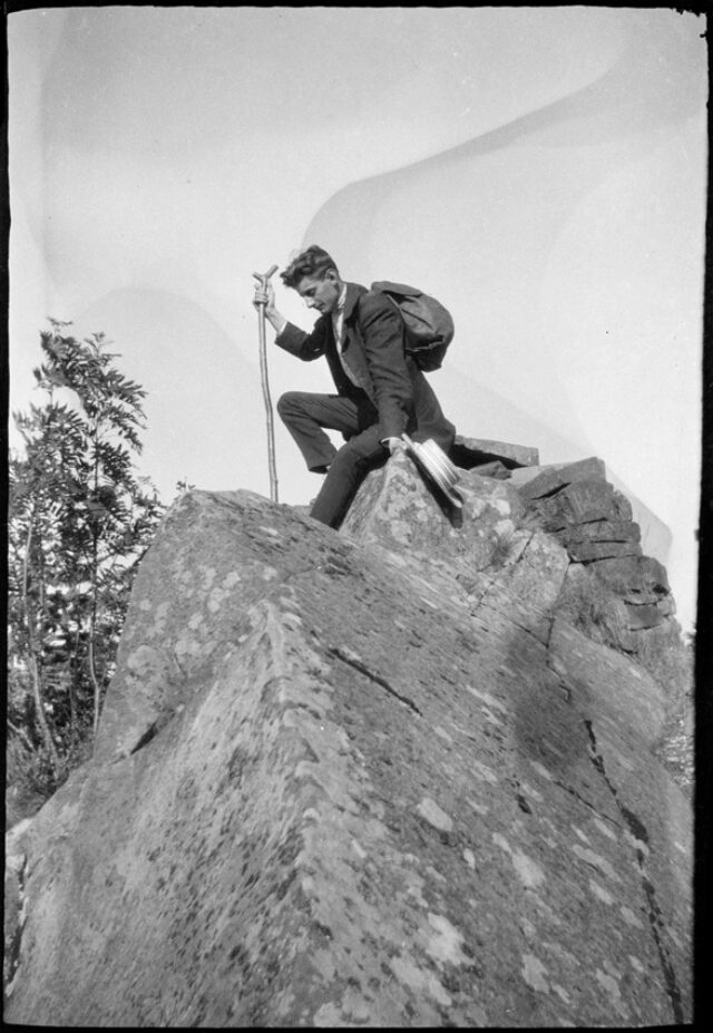Janko Cadra, au sommet d'un rocher, dans le massif de Pol'ana (aujourd'hui Slovaquie)