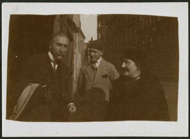 William Ritter, Josef Tcherv et une femme non identifiée, vus de près, dans la rue