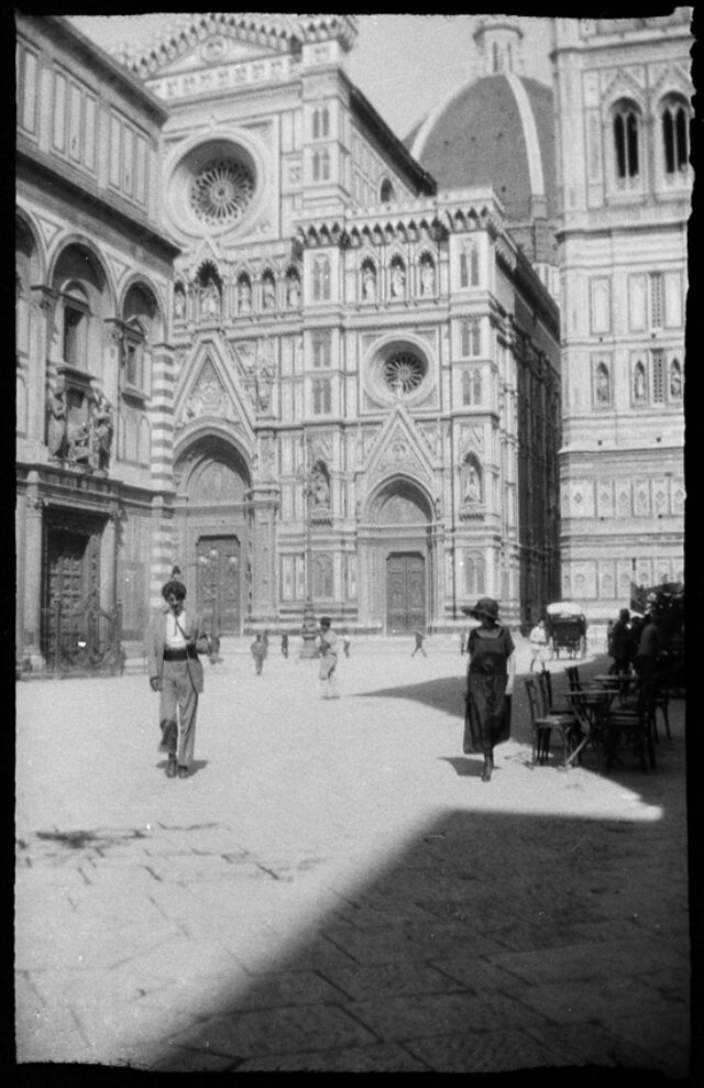 Janko Cadra devant la cathédrale Santa Maria del Fiore à Florence