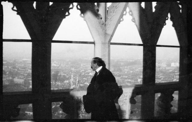 William Ritter, de trois-quarts, au sommet d'une cathédrale italienne