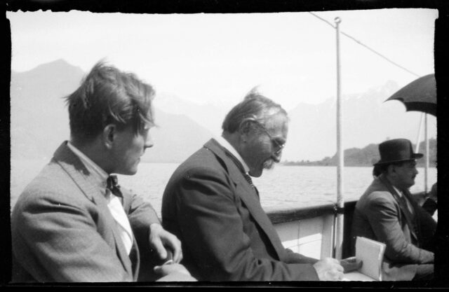 Josef Tcherv et William Ritter, écrivant, sur un bateau dans la Valteline