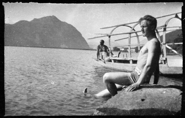 William Ritter, au second plan sur une barque, et deux hommes non identifiés au bord de l'eau