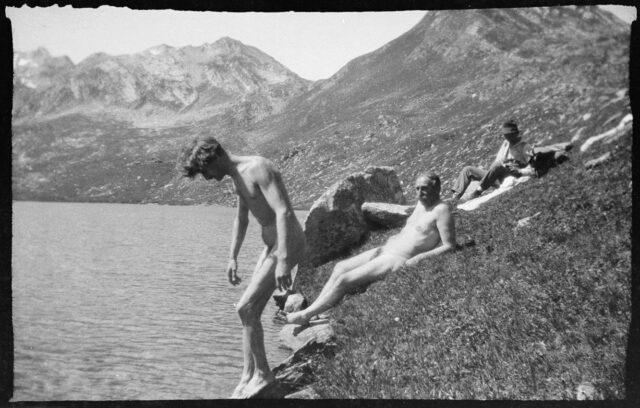 Janko Cadra et William Ritter, nus au bord de l'eau, avec, au second plan un homme non identifié