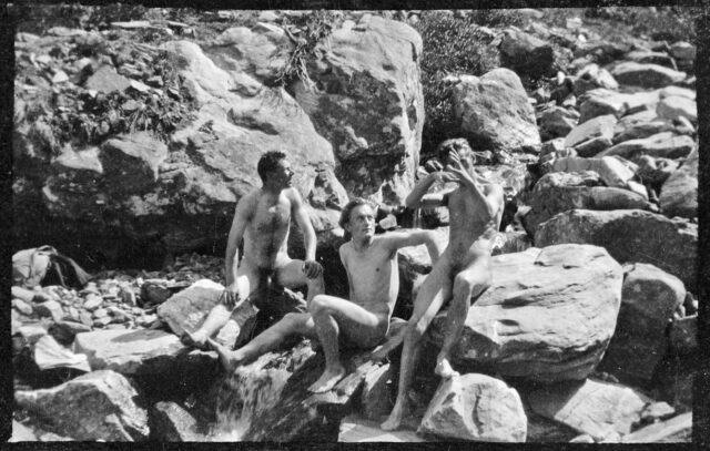 Josef Tcherv, Janko Cadra et un homme non identifié, nus, dans les rochers