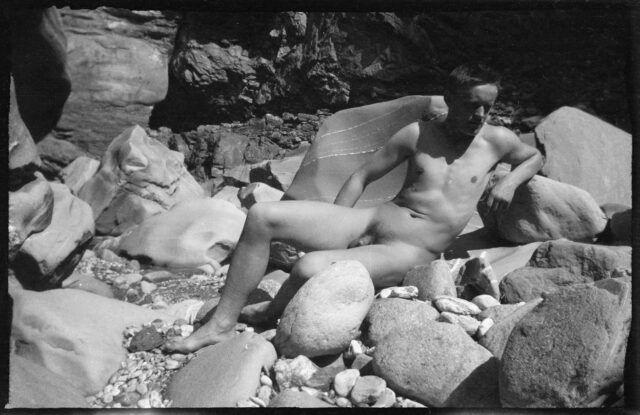 Josef Tcherv, nu, couché dans les rochers