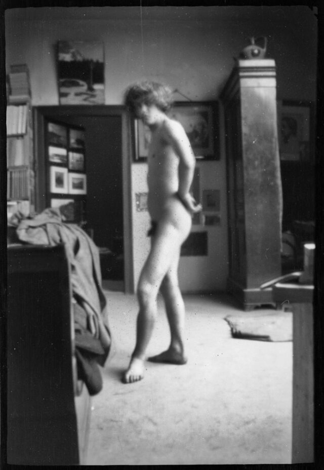 Mario Segantini posant nu dans l'atelier munichois de William Ritter