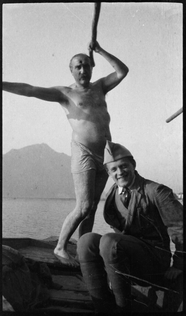 William Ritter et Josef Tcherv, en tenue militaire, dans une barque [sur le lac de Lugano ?]