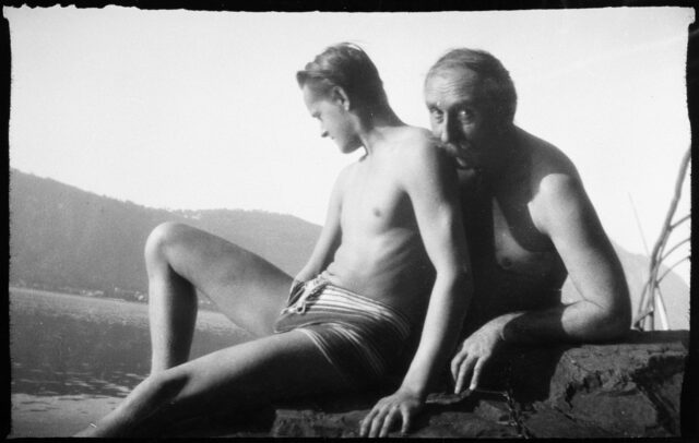 Josef Tcherv et William Ritter assis dans une barque sur le lac de Lugano