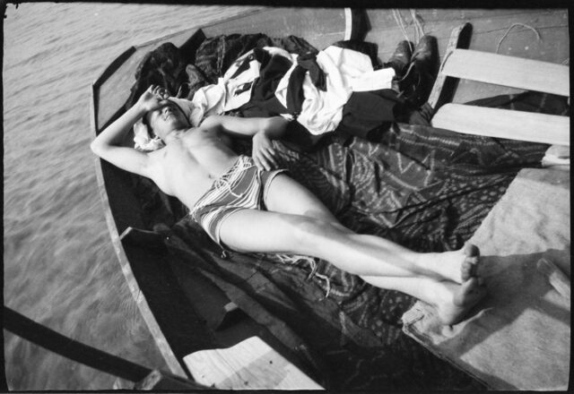 Josef Tcherv couché dans une barque [sur le lac de Lugano ?]
