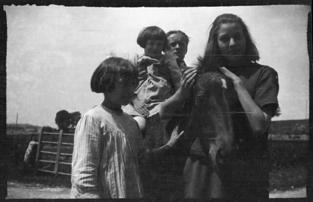 Enfants entourant un poney avec Josef Tcherv au second plan