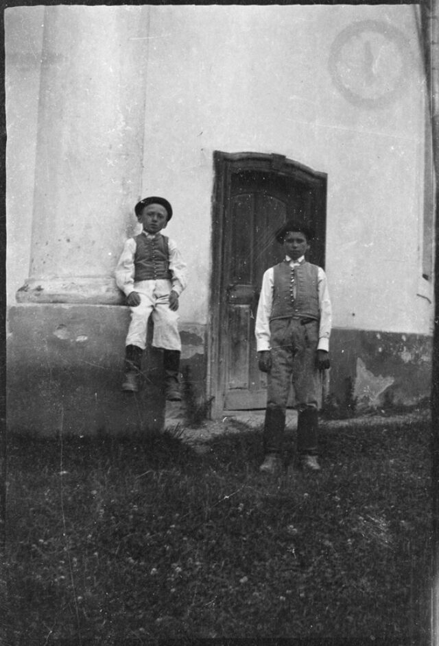 Deux jeunes garçons, en costumes traditionnels slovaques, devant une porte