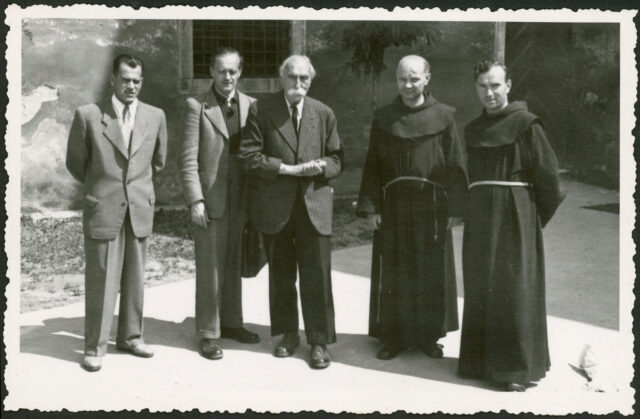 Josef Tcherv et William Ritter aux côtés de deux moines et d'un homme non identifié en costume slovaque