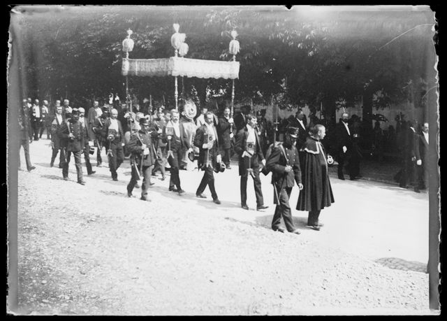 Prozession mit Soldaten