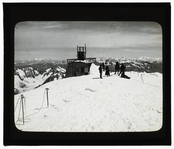 Bergsteiger auf einem verschneiten Bergspitz