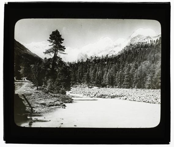 Ein Fluss vor einigen Bergen